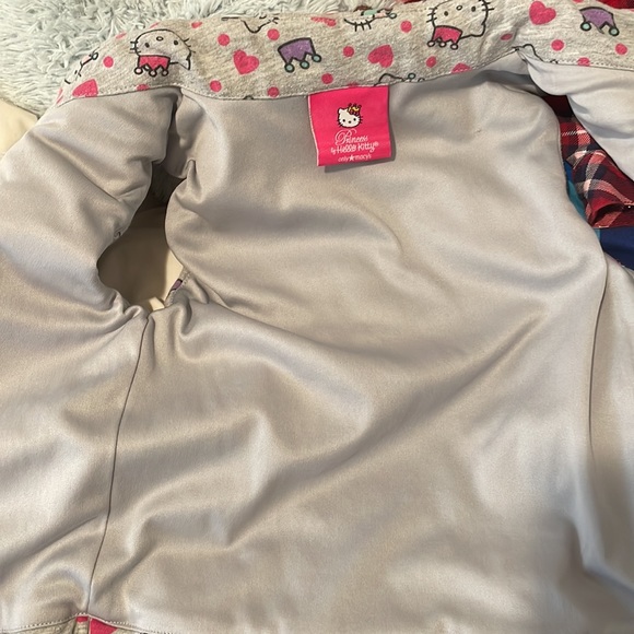 Hello Kitty Vest - Picture 5 of 6